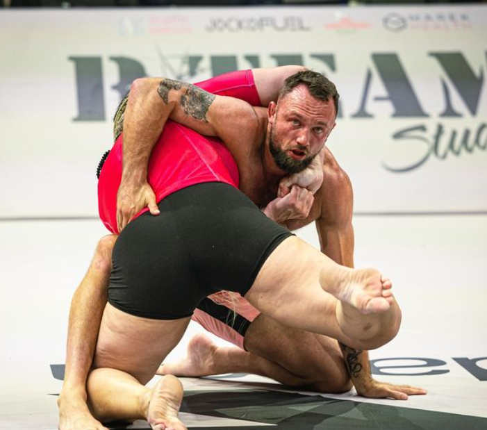 Jones在賽事中佔上風。(Gabi Garcia IG)