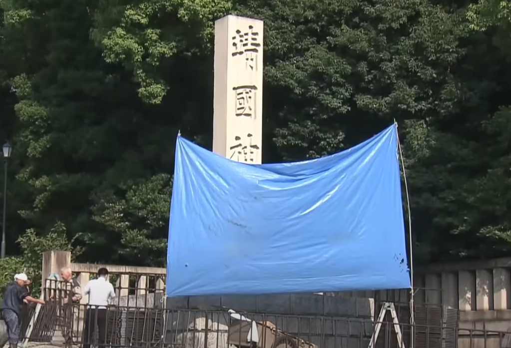 日本供奉二戰甲級戰犯的靖國神社再受塗污破壞。(網上圖片/影片截圖)