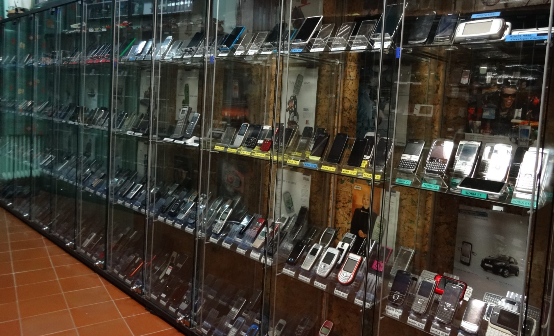 於巴塞隆拿居住的費爾南德斯(Wences Palau Fernandez) 收藏擁有3,615款不同的手機,成為全球手機收藏量最多的人。(影片截圖)