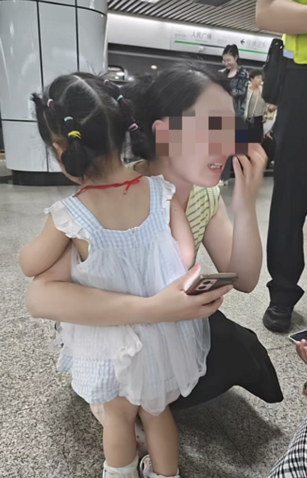 走失女孩媽媽趕到現場後激動地抱著孩子哭起來(網上圖片)