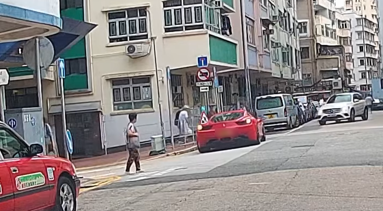 193倒車中,婆婆未有察覺。