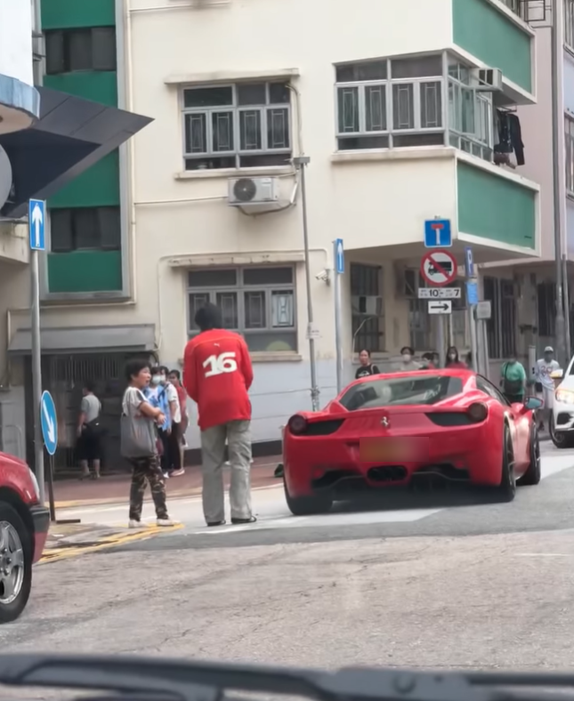 193落車慰問婆婆,可見約10多人圍觀,婆婆亦檢查雙手有否受傷。