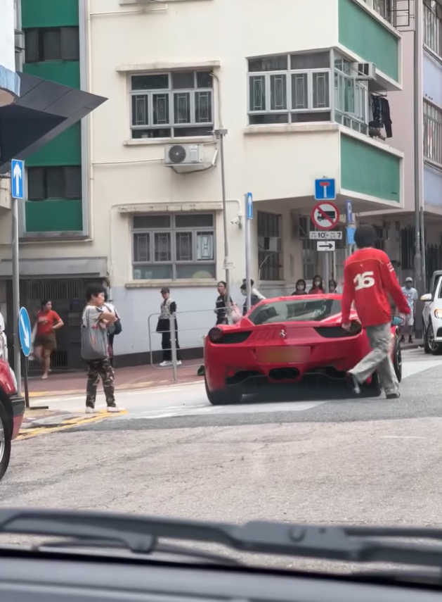 婆婆看似無礙,193上車離開。