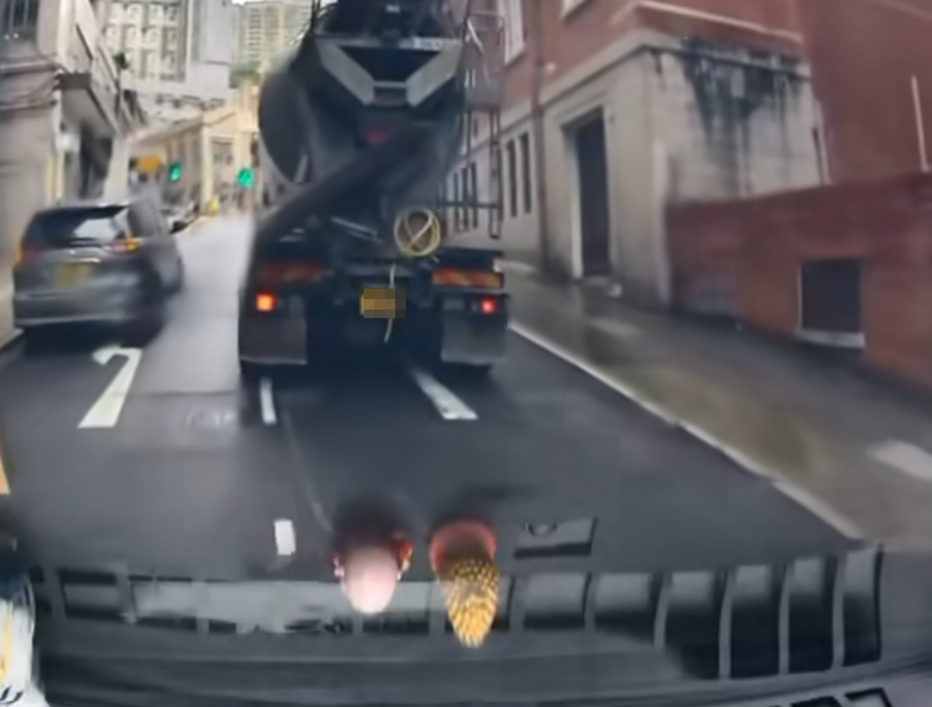 一輛田螺車於下雨天在西邊街上斜等待時突「肚屙」,大量混凝土突然傾出路面及行人路,幸後方車CAM的片主當時上斜時已與田螺車保持一定距離,未有遭殃 車cam L(香港群組)FB影片