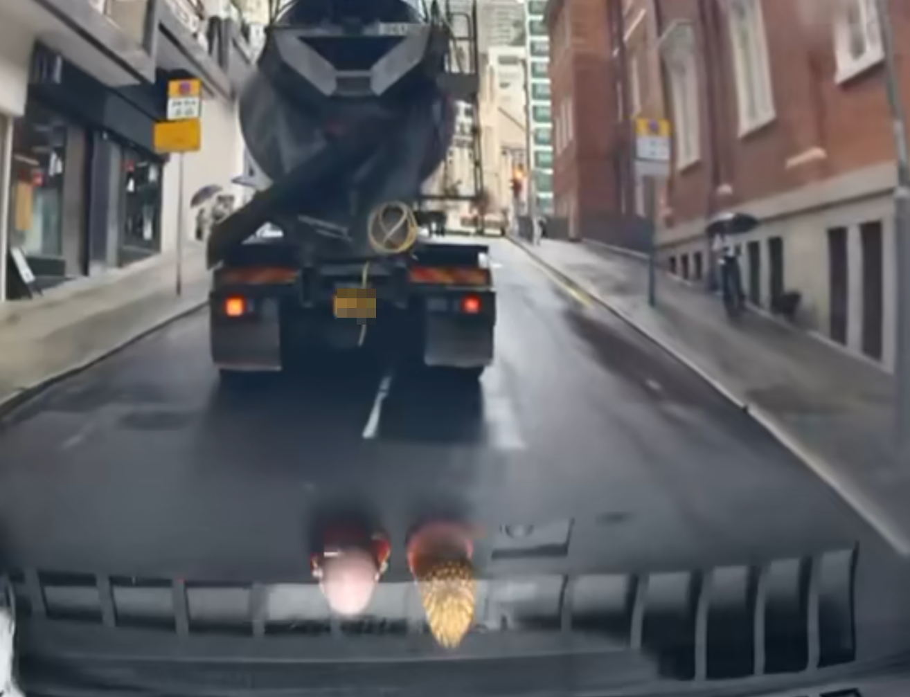 一輛田螺車於下雨天在西邊街上斜等待時突「肚屙」,大量混凝土突然傾出路面及行人路,幸後方車CAM的片主當時上斜時已與田螺車保持一定距離,未有遭殃 車cam L(香港群組)FB影片