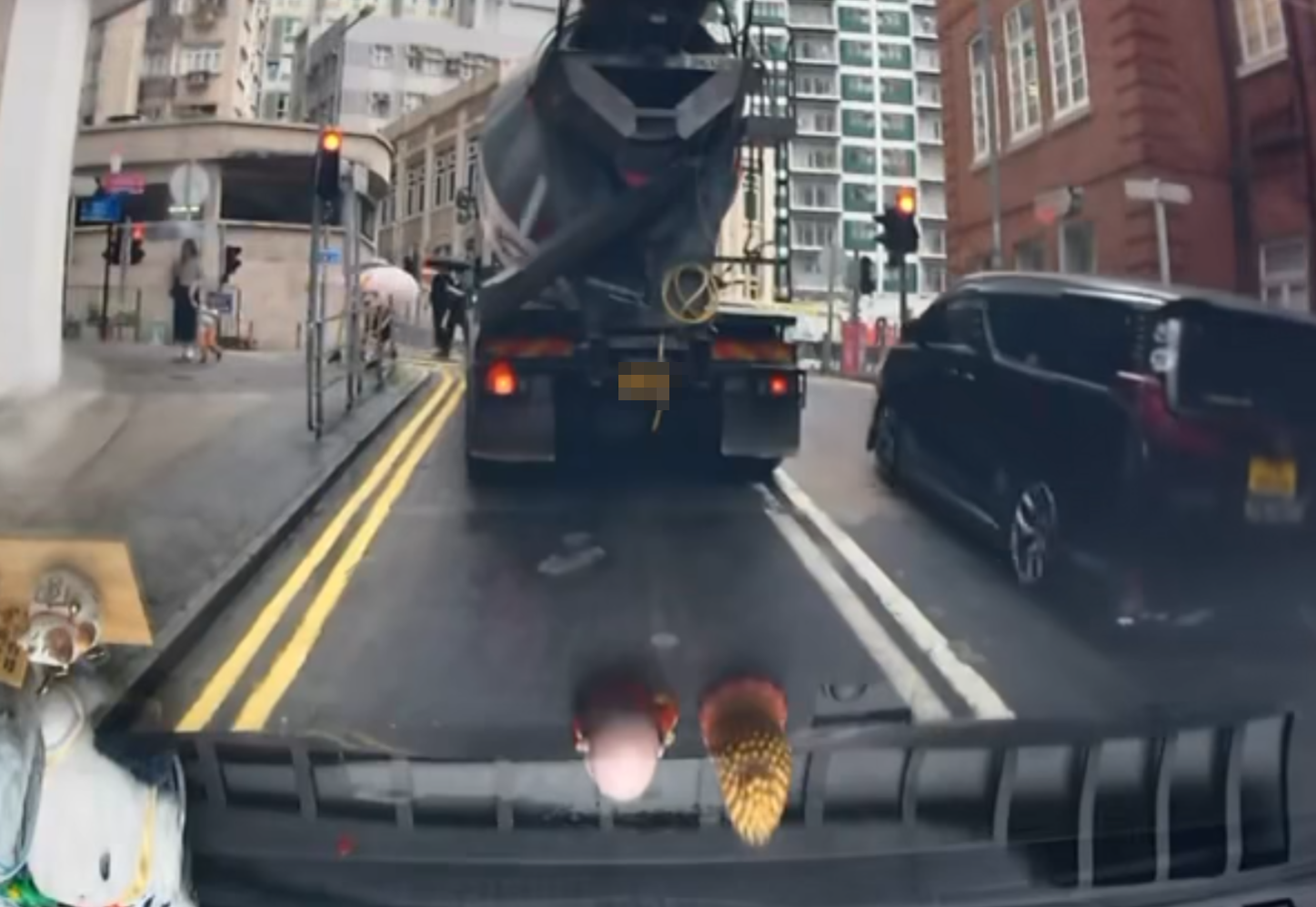 一輛田螺車於下雨天在西邊街上斜等待時突「肚屙」,大量混凝土突然傾出路面及行人路,幸後方車CAM的片主當時上斜時已與田螺車保持一定距離,未有遭殃 車cam L(香港群組)FB影片