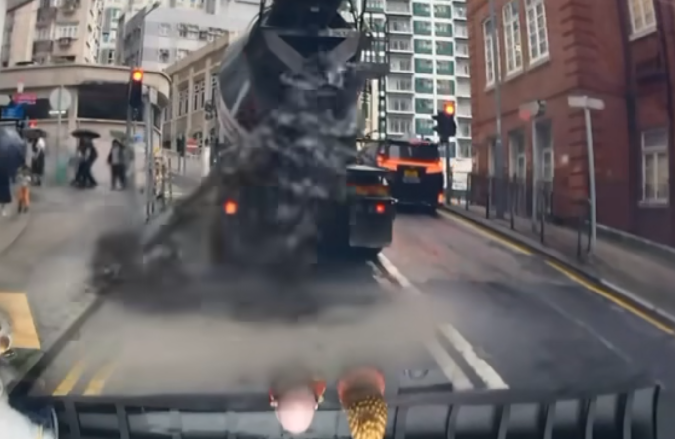 一輛田螺車於下雨天在西邊街上斜等待時突「肚屙」,大量混凝土突然傾出路面及行人路,幸後方車CAM的片主當時上斜時已與田螺車保持一定距離,未有遭殃 車cam L(香港群組)FB影片