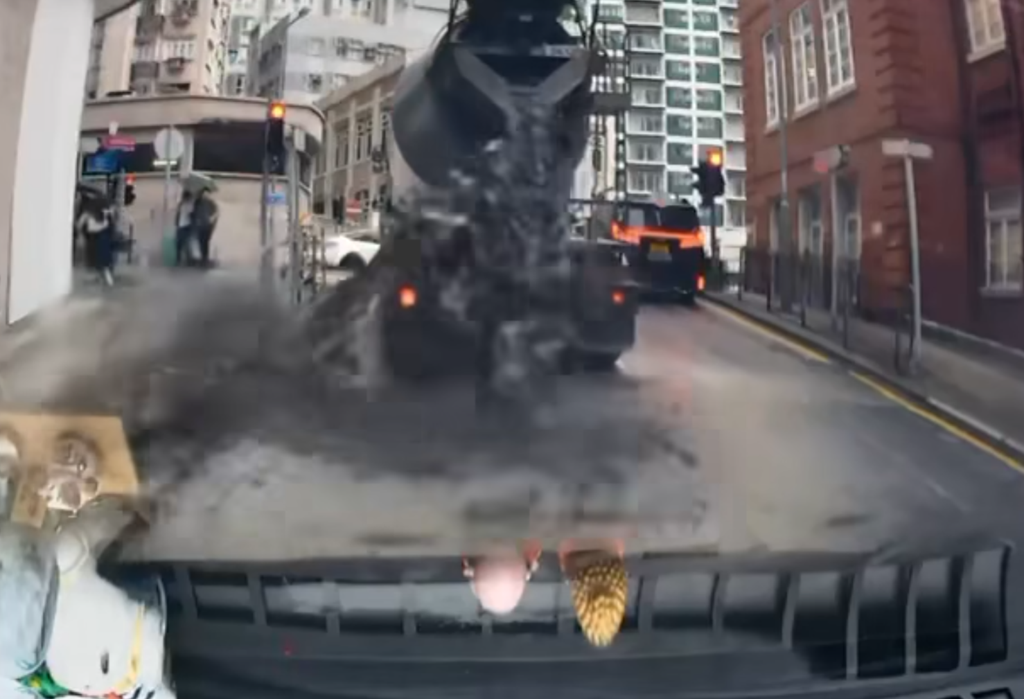 一輛田螺車於下雨天在西邊街上斜等待時突「肚屙」,大量混凝土突然傾出路面及行人路,幸後方車CAM的片主當時上斜時已與田螺車保持一定距離,未有遭殃 車cam L(香港群組)FB影片