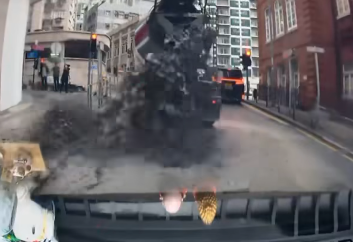 一輛田螺車於下雨天在西邊街上斜等待時突「肚屙」,大量混凝土突然傾出路面及行人路,幸後方車CAM的片主當時上斜時已與田螺車保持一定距離,未有遭殃 車cam L(香港群組)FB影片