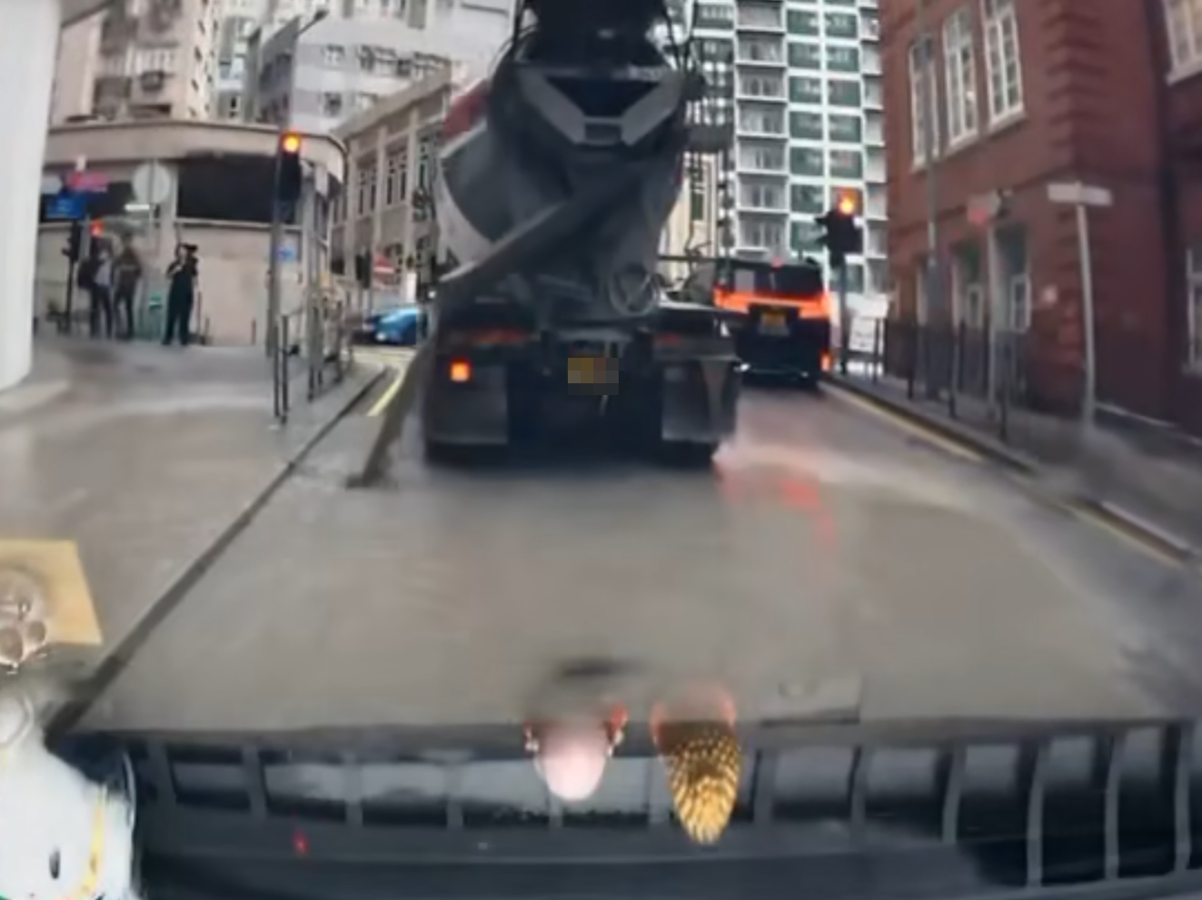 一輛田螺車於下雨天在西邊街上斜等待時突「肚屙」,大量混凝土突然傾出路面及行人路,幸後方車CAM的片主當時上斜時已與田螺車保持一定距離,未有遭殃 車cam L(香港群組)FB影片