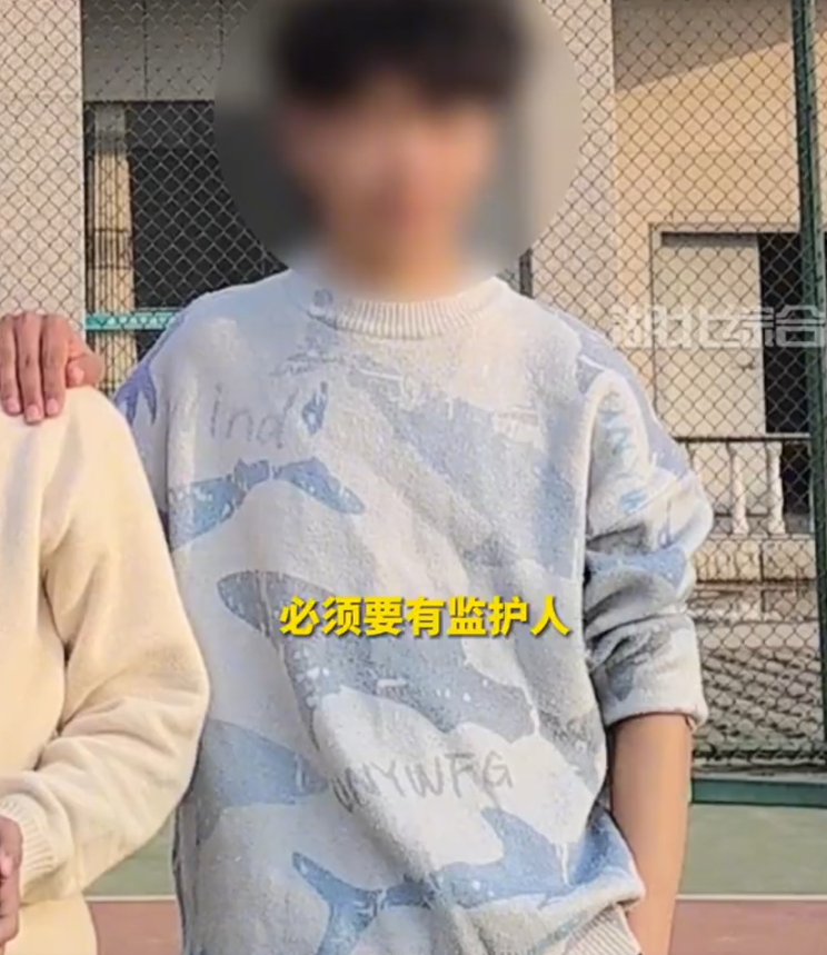 武漢一名有智商障礙的19歲男子,早前到一間醫美診所求職,期間被誘騙做隆胸手術,聲稱其後可直播賺錢,但需要先借3.6萬元作分期付款。(影片截圖)