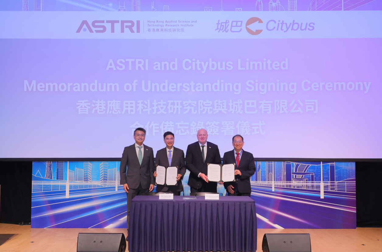 城巴董事總經理李卓豪(右二)、城巴商務總監吳義君(左一)、應科院行政總裁葉成輝(左二)、及應科院通訊技術副總裁莊哲義(右一)於簽約儀式後合照。(城巴提供)