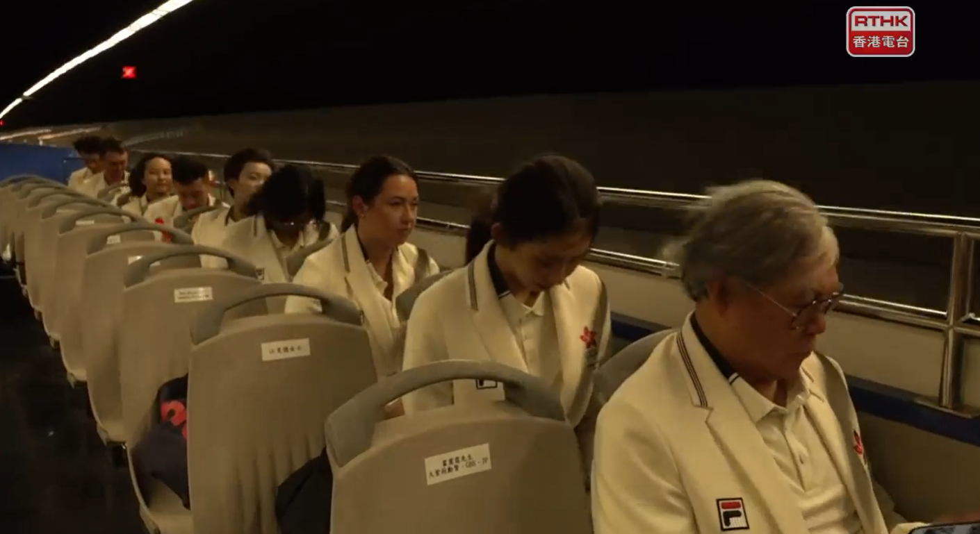 巴黎奧運港隊巡遊坐在開篷巴士上,眾人的秀髮亂了。(網上直播畫面截圖)