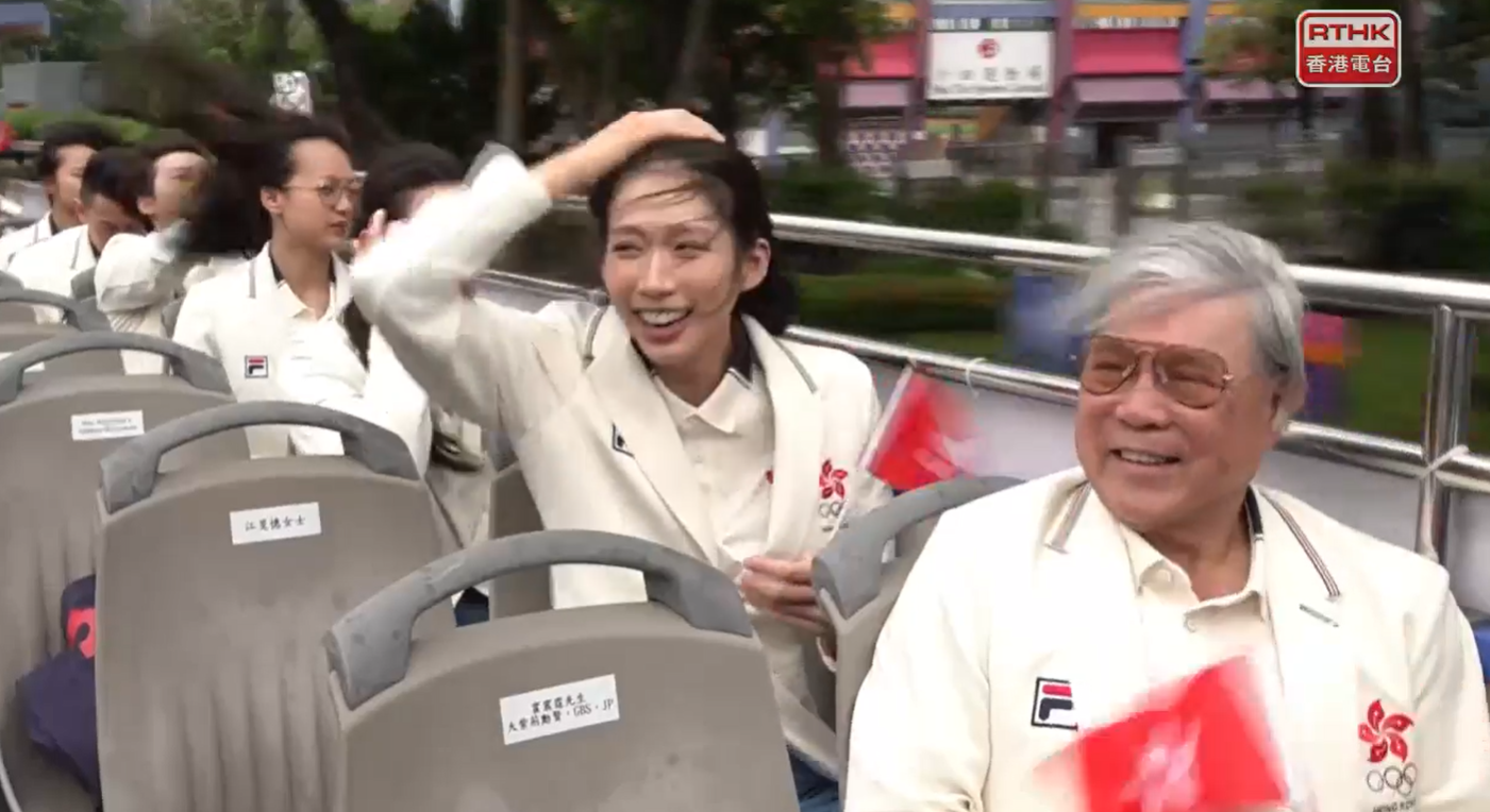 江旻憓的頭髮都被吹到亂了。(直播畫面截圖)