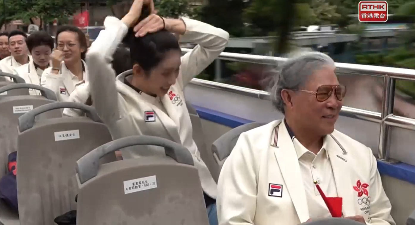 江旻憓的頭髮都被吹到亂了。(直播畫面截圖)