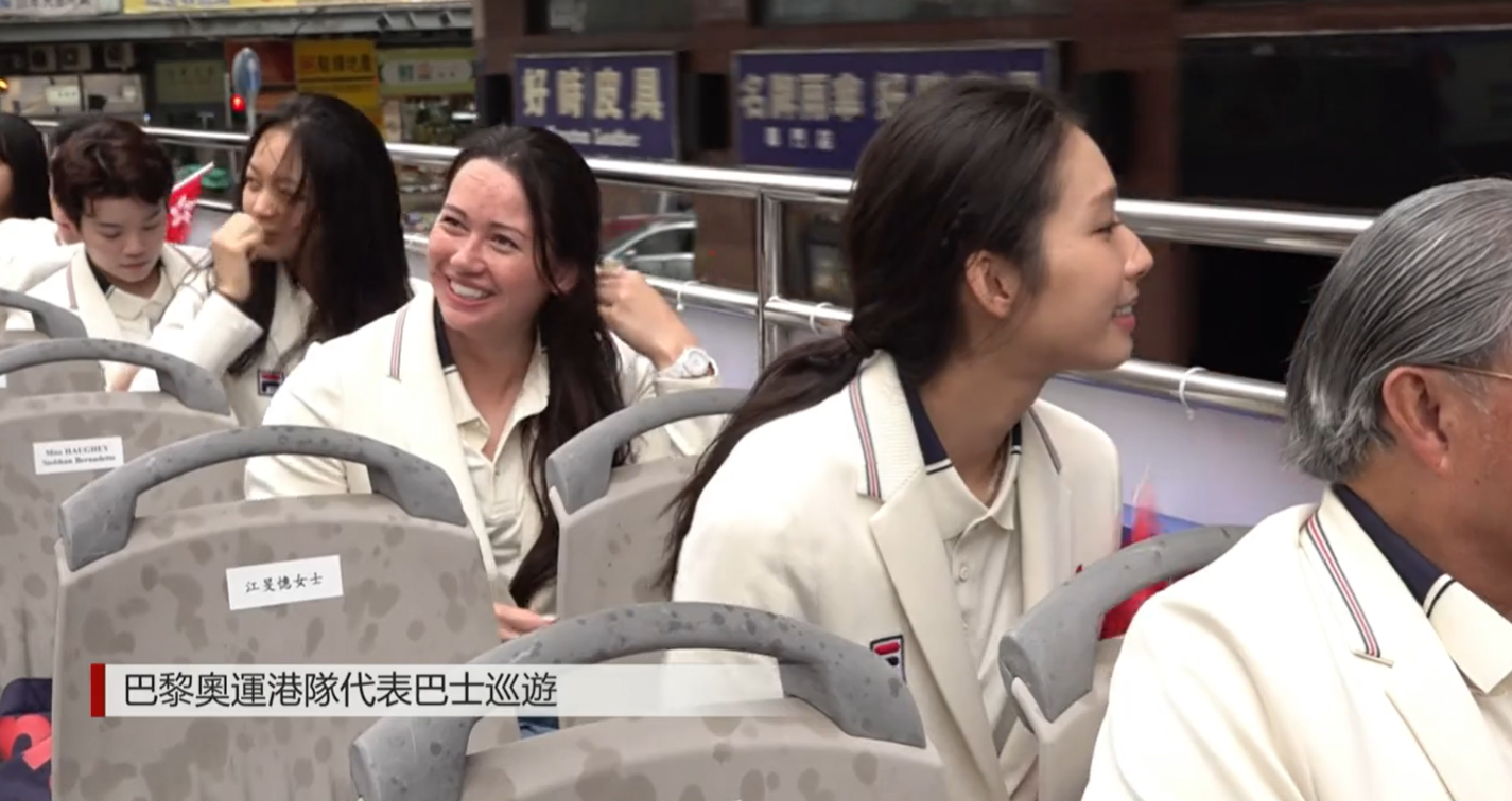 何詩落的頭髮都被吹到亂了。(直播畫面截圖)