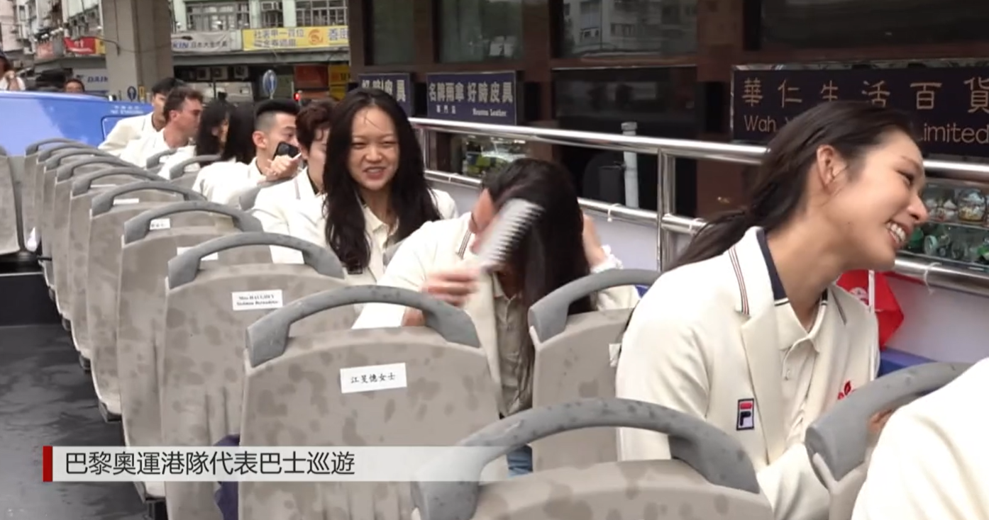 何詩落的頭髮都被吹到亂了。(直播畫面截圖)