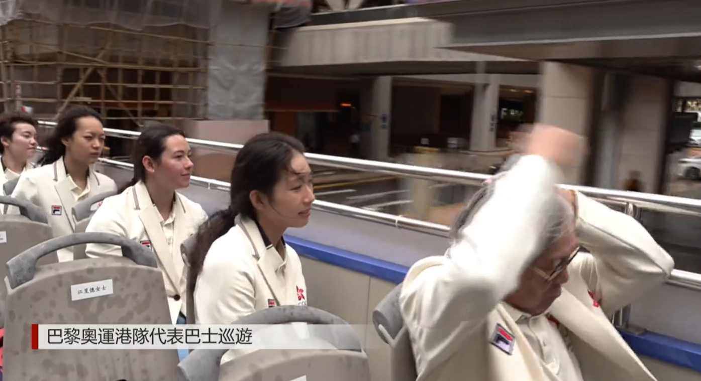 霍霆霆的褲袋有好多百寶,拿出一把梳救髮型。