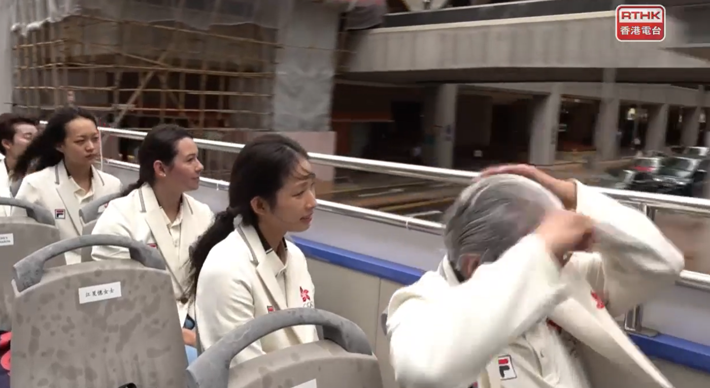 霍霆霆的褲袋有好多百寶,拿出一把梳救髮型。