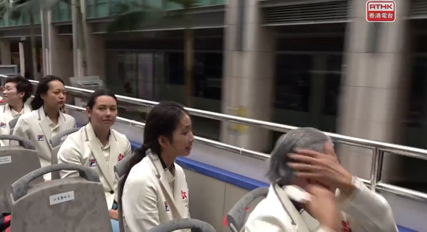 霍霆霆的褲袋有好多百寶,拿出一把梳救髮型。