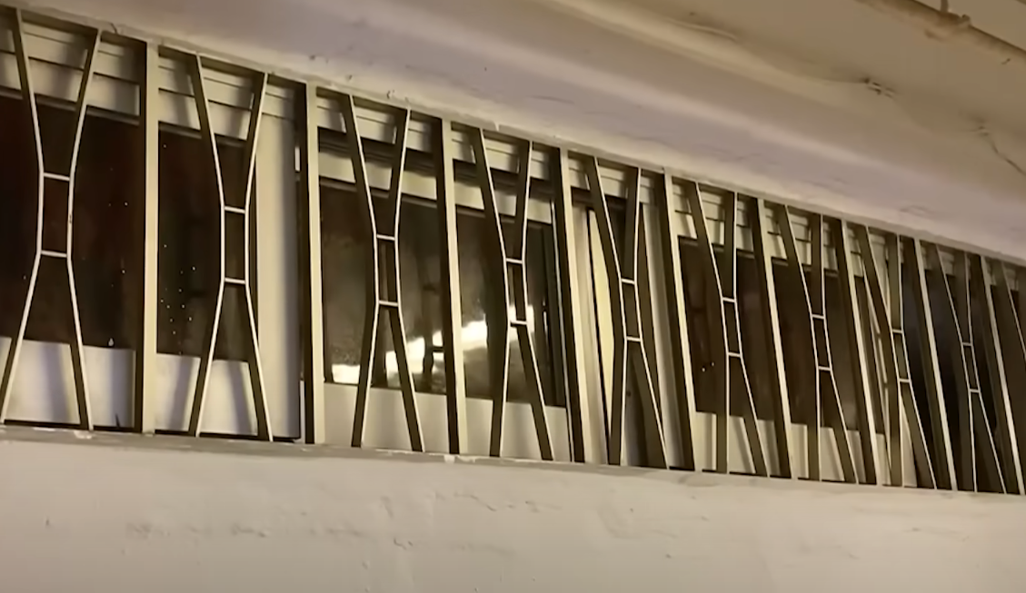 有舊式公屋住戶指,近日收到房屋署通知,稱從今年9月起為配合消防條例,所有1987年或之前落成的公屋單位,都必須將單位走廊位置的氣窗封死。(東張西望截圖)