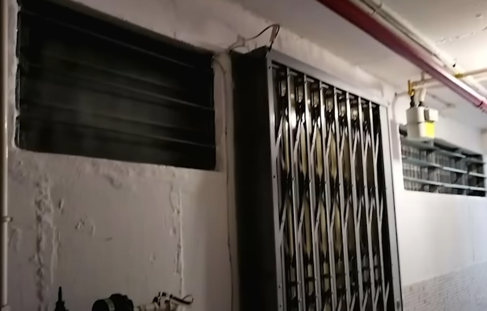 有舊式公屋住戶指,近日收到房屋署通知,稱從今年9月起為配合消防條例,所有1987年或之前落成的公屋單位,都必須將單位走廊位置的氣窗封死。(東張西望截圖)