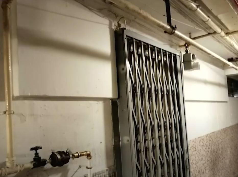 有舊式公屋住戶指,近日收到房屋署通知,稱從今年9月起為配合消防條例,所有1987年或之前落成的公屋單位,都必須將單位走廊位置的氣窗封死。(東張西望截圖)