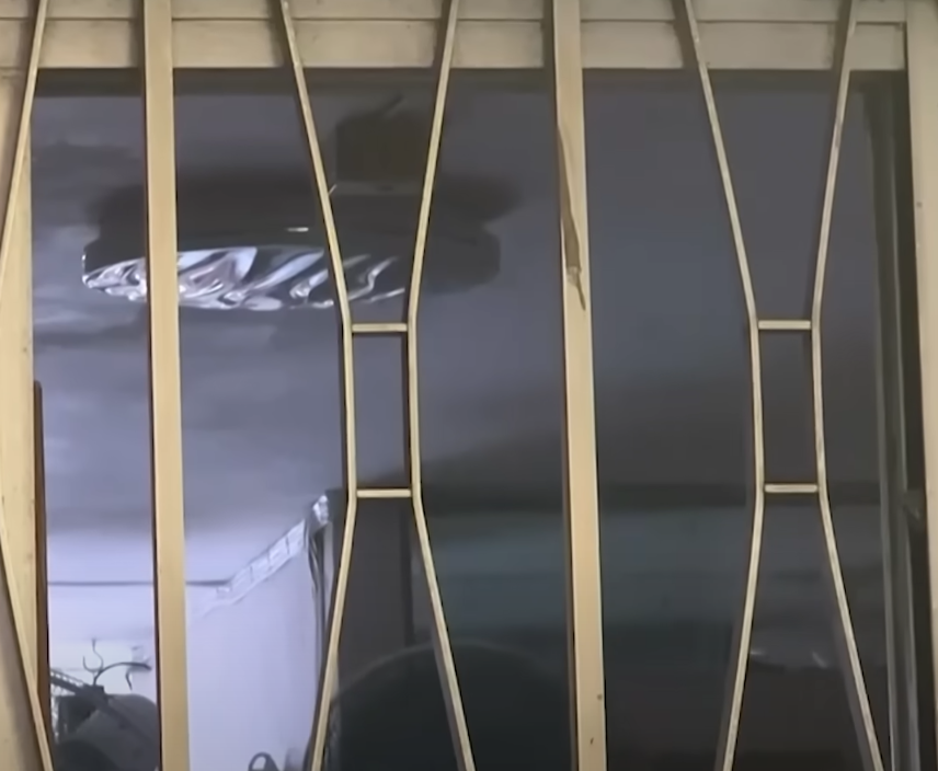 有舊式公屋住戶指,近日收到房屋署通知,稱從今年9月起為配合消防條例,所有1987年或之前落成的公屋單位,都必須將單位走廊位置的氣窗封死。(東張西望截圖)