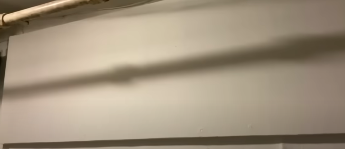 有舊式公屋住戶指,近日收到房屋署通知,稱從今年9月起為配合消防條例,所有1987年或之前落成的公屋單位,都必須將單位走廊位置的氣窗封死。(東張西望截圖)