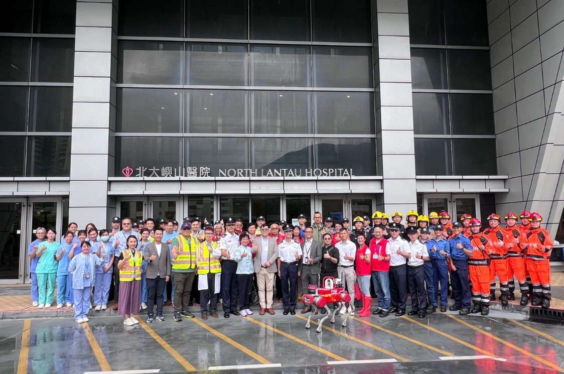 北大嶼山醫院舉行跨部門事故演習,模擬數名疑犯於醫院營救一名正在接受治療的同黨,並以利器及化學物品襲擊其他病人,使多人受傷。(警方提供)