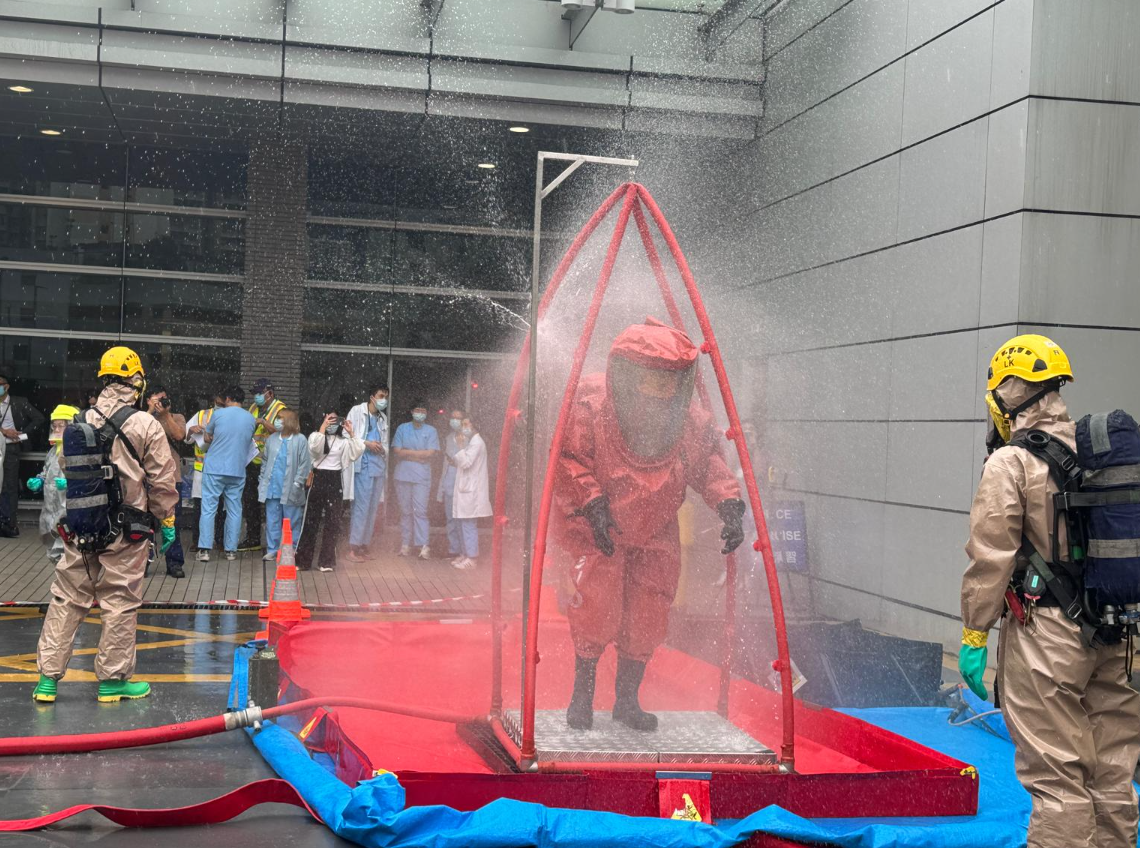 北大嶼山醫院舉行跨部門事故演習,模擬數名疑犯於醫院營救一名正在接受治療的同黨,並以利器及化學物品襲擊其他病人,使多人受傷。(警方提供)