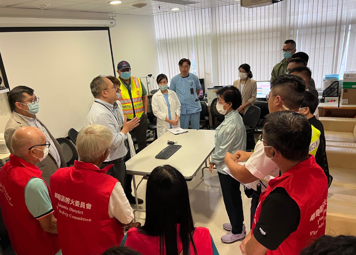 北大嶼山醫院舉行跨部門事故演習,模擬數名疑犯於醫院營救一名正在接受治療的同黨,並以利器及化學物品襲擊其他病人,使多人受傷。(警方提供)