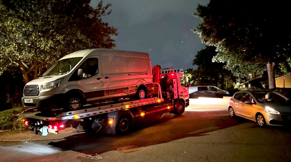 警方拖走事主的座駕。(互聯網)