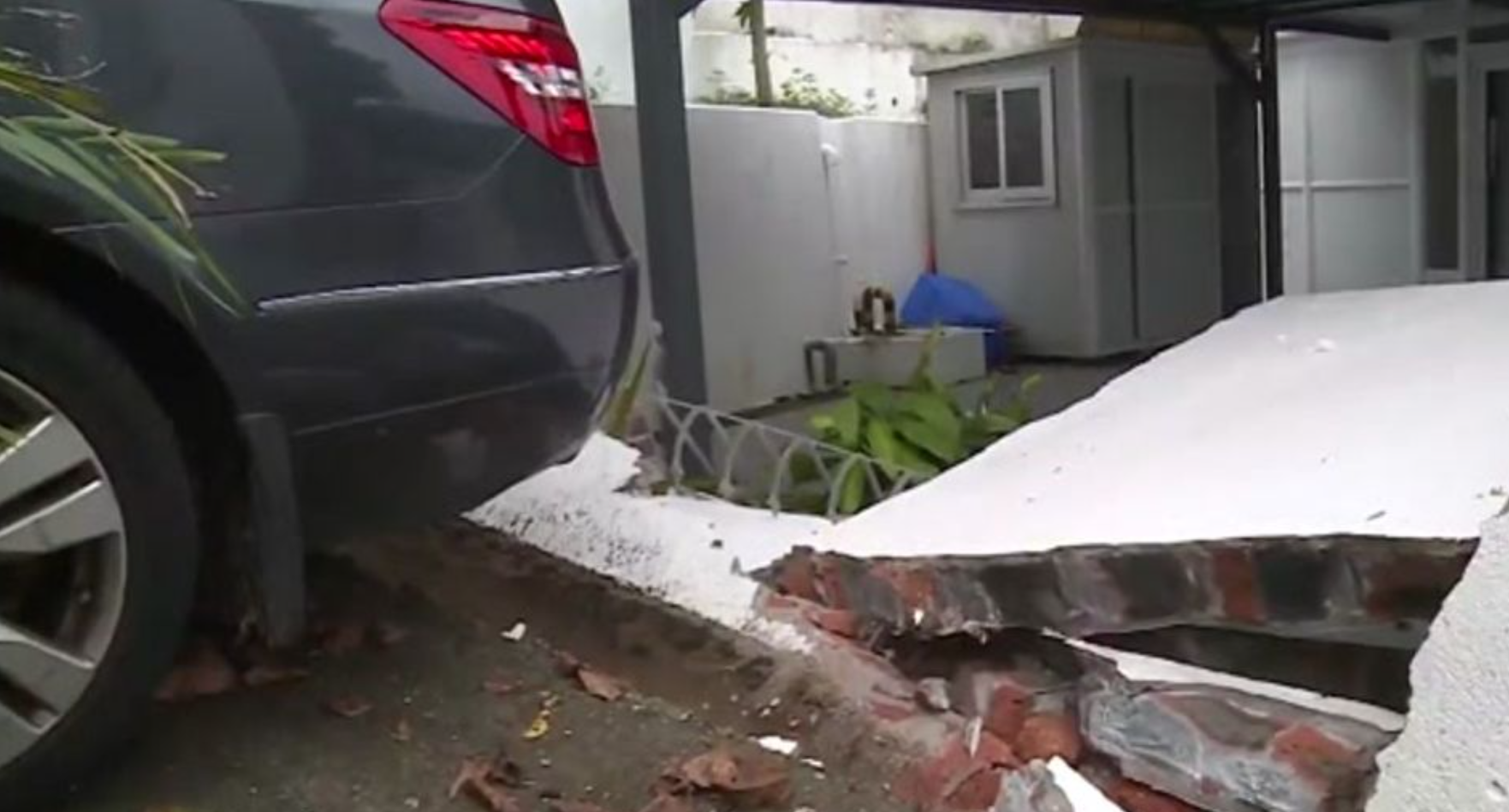 西貢有私家車失事撞毀村屋圍牆(無綫新聞畫面)