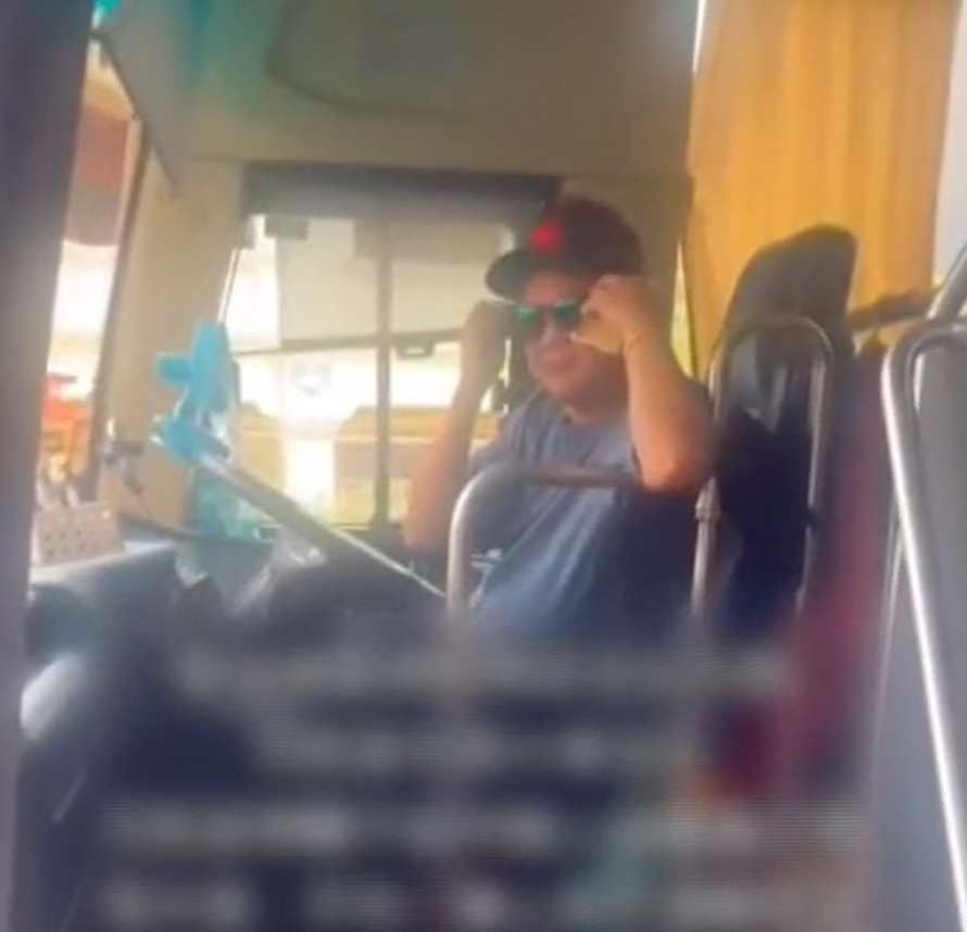 網上流傳片段指一批中國遊客因在旅巴上購物不足,而被司機棄在路邊。(互聯網)