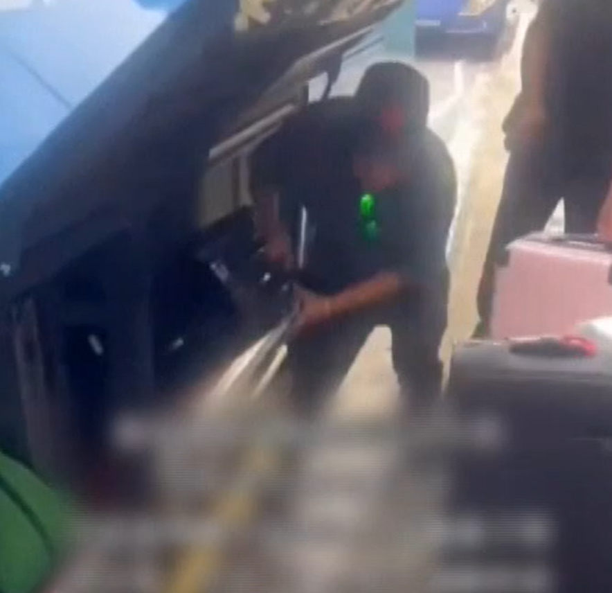 網上流傳片段指一批中國遊客因在旅巴上購物不足,而被司機棄在路邊。(互聯網)