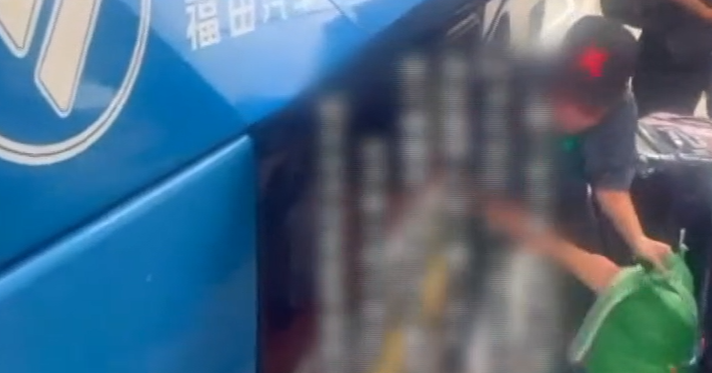 網上流傳片段指一批中國遊客因在旅巴上購物不足,而被司機棄在路邊。(互聯網)