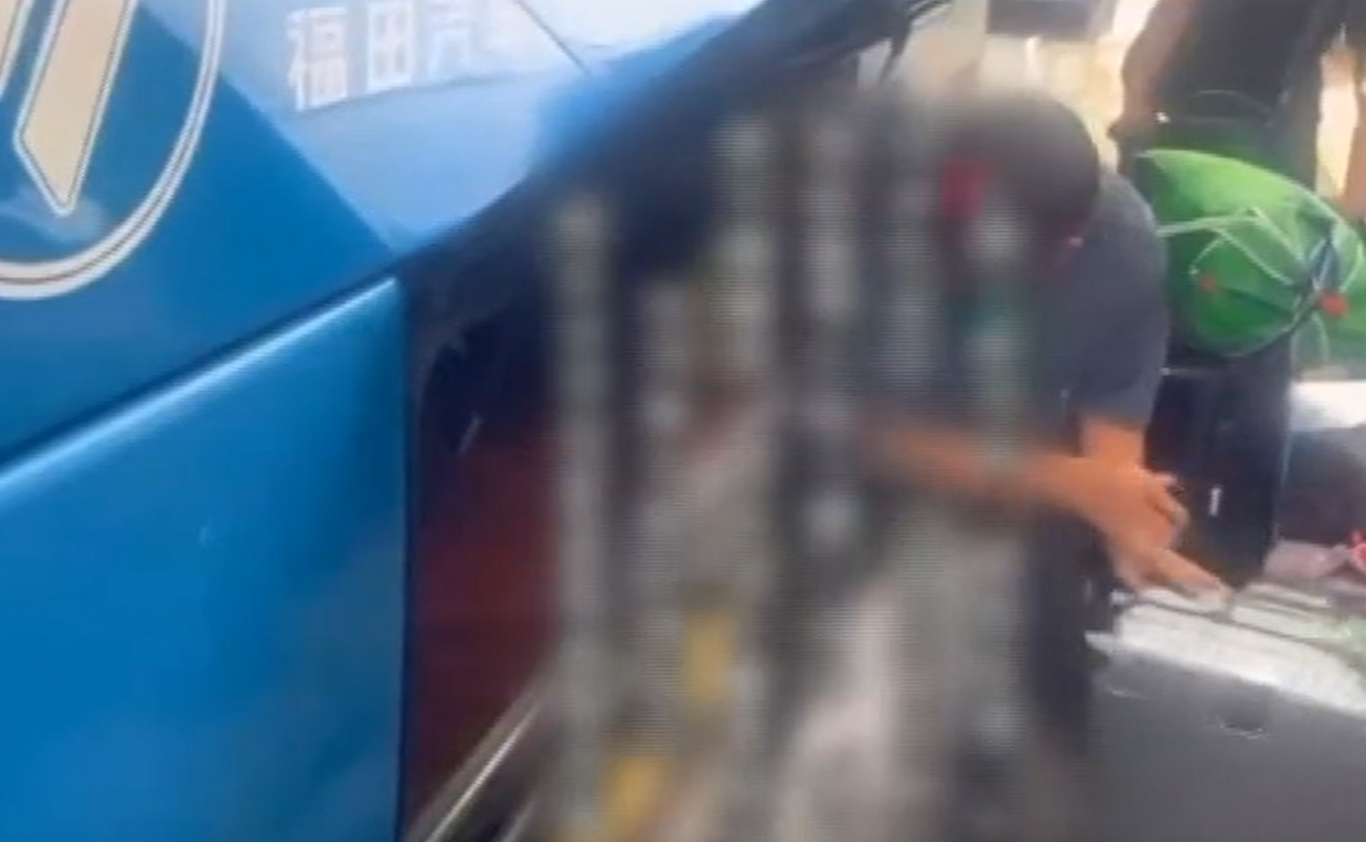 網上流傳片段指一批中國遊客因在旅巴上購物不足,而被司機棄在路邊。(互聯網)