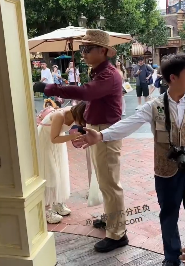 上海迪士尼一名女遊客排隊等候遊玩項目期間去廁所,因超過了規定的20分鐘「廁所卡」時限,與工作人員發生爭執不果後崩潰大哭。(影片截圖)