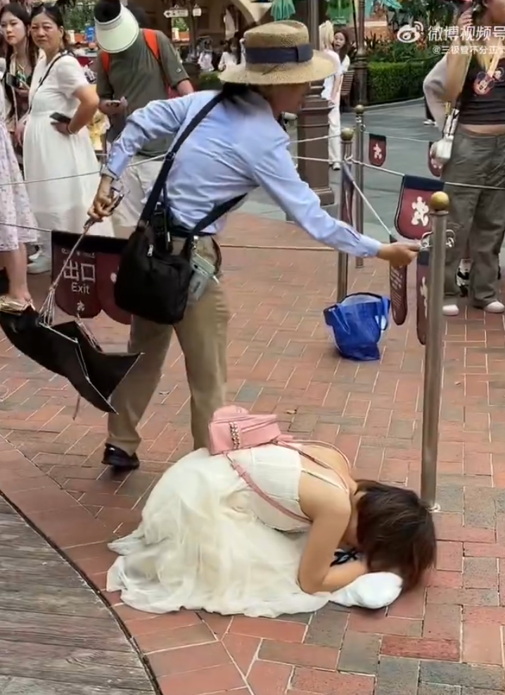 上海迪士尼一名女遊客排隊等候遊玩項目期間去廁所,因超過了規定的20分鐘「廁所卡」時限,與工作人員發生爭執不果後崩潰大哭。(影片截圖)
