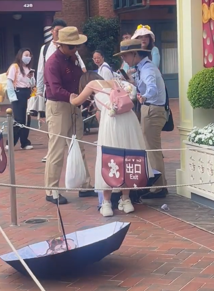 上海迪士尼一名女遊客排隊等候遊玩項目期間去廁所,因超過了規定的20分鐘「廁所卡」時限,與工作人員發生爭執不果後崩潰大哭。(影片截圖)