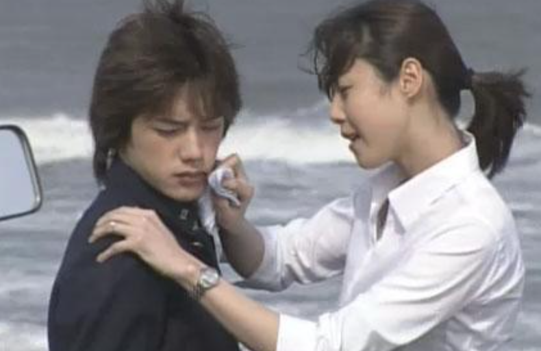 這宗師生戀的情節宛如經典日劇《魔女的條件》翻版,該劇由松嶋菜菜子與瀧澤秀明主演,描寫女教師與男學生之間的師生戀。