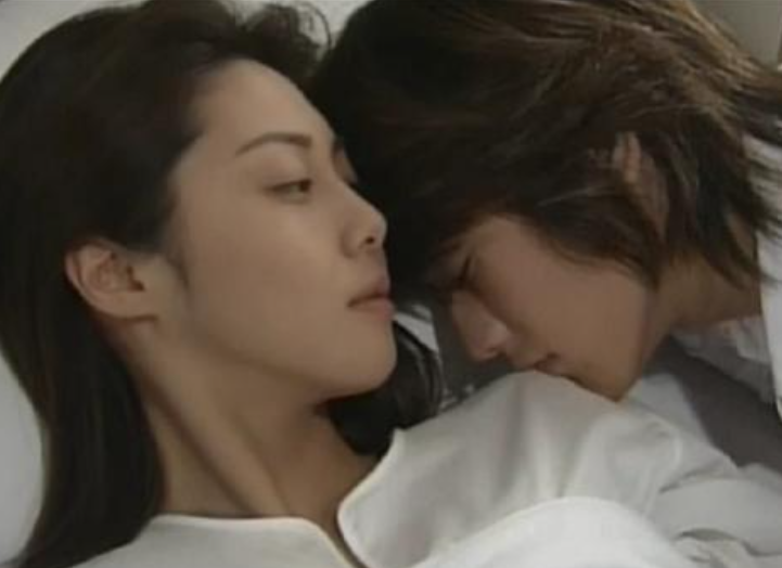 這宗師生戀的情節宛如經典日劇《魔女的條件》翻版,該劇由松嶋菜菜子與瀧澤秀明主演,描寫女教師與男學生之間的師生戀。