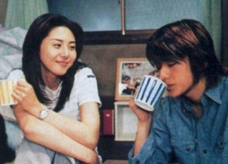 這宗師生戀的情節宛如經典日劇《魔女的條件》翻版,該劇由松嶋菜菜子與瀧澤秀明主演,描寫女教師與男學生之間的師生戀。