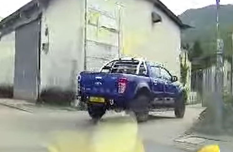 車cam直擊|元朗車輾死狗不顧而去 網民怒斥司機正畜生 (網上影片截圖)