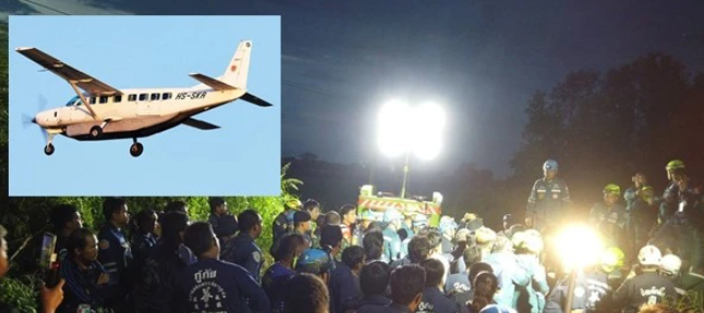 涉事小型機及搜救現場。(互聯網)