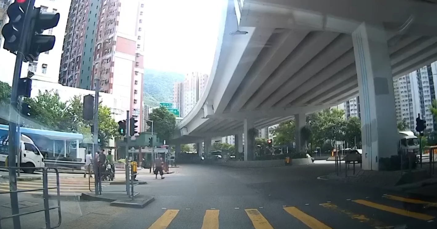 筲箕灣一名男子推一名坐輪椅的長者時踩「風火輪」馳騁過馬路。YouTube頻道「車CAM特警」