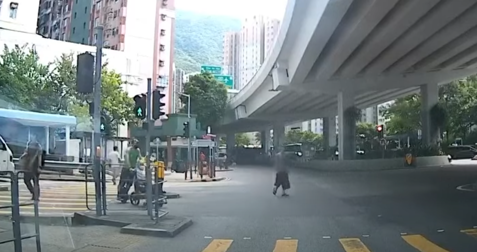 筲箕灣一名男子推一名坐輪椅的長者時踩「風火輪」馳騁過馬路。YouTube頻道「車CAM特警」