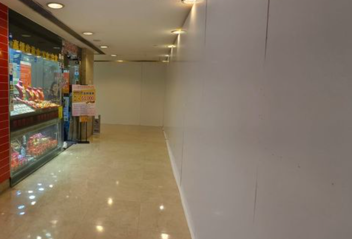 位於北角健威坊的實惠已結業,並封上圍板(北角有樂fb)