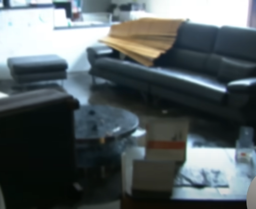 南韓光州市一間牙科診所發生爆炸,門口被人放置可疑快遞紙箱,具有丁烷瓦斯成份的爆炸物被點火引燃,家具、天花板被燒,幸未有傷亡。